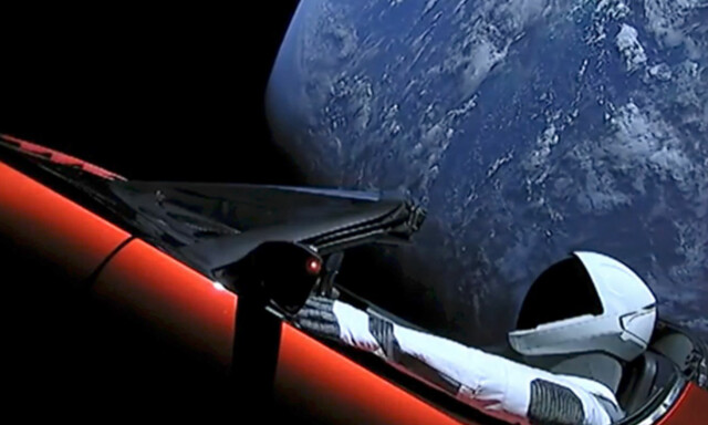 Lover at Teslaen skal sveve i rommet i en milliard år. Forskere tviler